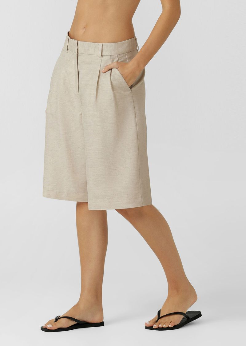 On-Trend Tailored 3/4 length Silhouette
Side Pockets and Back Welt Pocket to Stash your Essentials
Zip Fly with Hidden Secure Button and Hook Closure
Premium Lightweight Linen Blend Fabrication
Woven Logo Badge