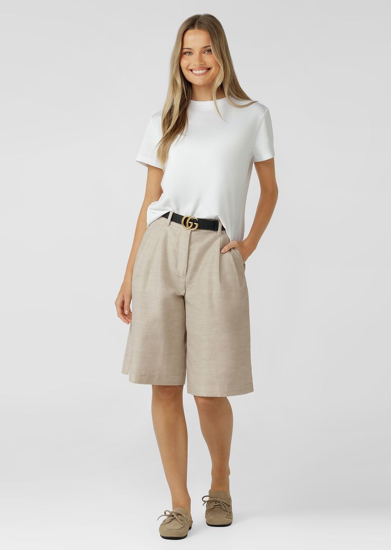On-Trend Tailored 3/4 length Silhouette
Side Pockets and Back Welt Pocket to Stash your Essentials
Zip Fly with Hidden Secure Button and Hook Closure
Premium Lightweight Linen Blend Fabrication
Woven Logo Badge