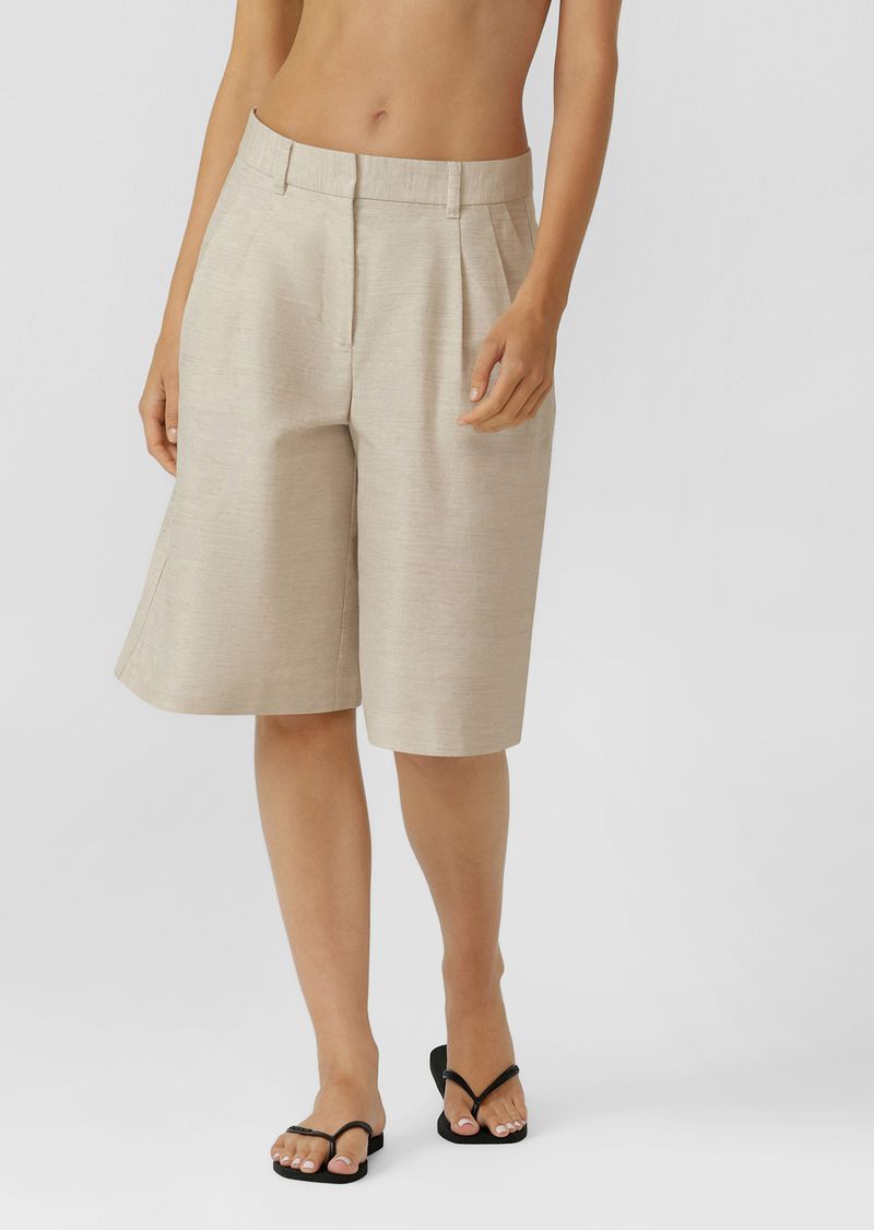 On-Trend Tailored 3/4 length Silhouette
Side Pockets and Back Welt Pocket to Stash your Essentials
Zip Fly with Hidden Secure Button and Hook Closure
Premium Lightweight Linen Blend Fabrication
Woven Logo Badge