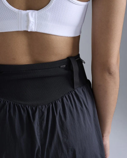 Run freely with everything you need close by. Providing coverage without compromise, the Aero Trail 5 Inch Shorts combine lightweight stretch fabric with a bonded waistband and mesh pocketing for fast-access storage.