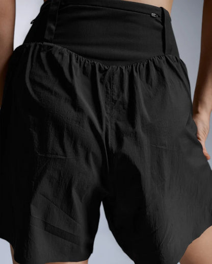 Run freely with everything you need close by. Providing coverage without compromise, the Aero Trail 5 Inch Shorts combine lightweight stretch fabric with a bonded waistband and mesh pocketing for fast-access storage.