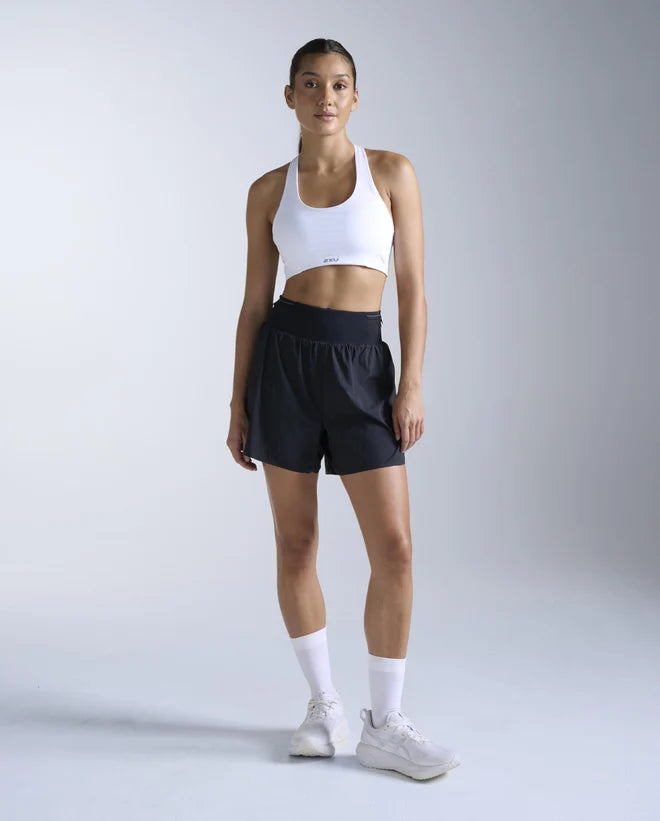 Run freely with everything you need close by. Providing coverage without compromise, the Aero Trail 5 Inch Shorts combine lightweight stretch fabric with a bonded waistband and mesh pocketing for fast-access storage.