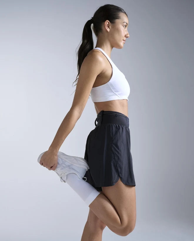 Run freely with everything you need close by. Providing coverage without compromise, the Aero Trail 5 Inch Shorts combine lightweight stretch fabric with a bonded waistband and mesh pocketing for fast-access storage.