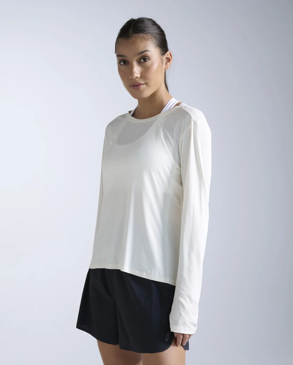 Ultralight quick-dry nylon mesh
50+ UPF shields against prolonged sun exposure
HeiQ Fresh™ bio-based odour control technology
Looser fit for comfort
Thumbholes at cuffs for added coverage