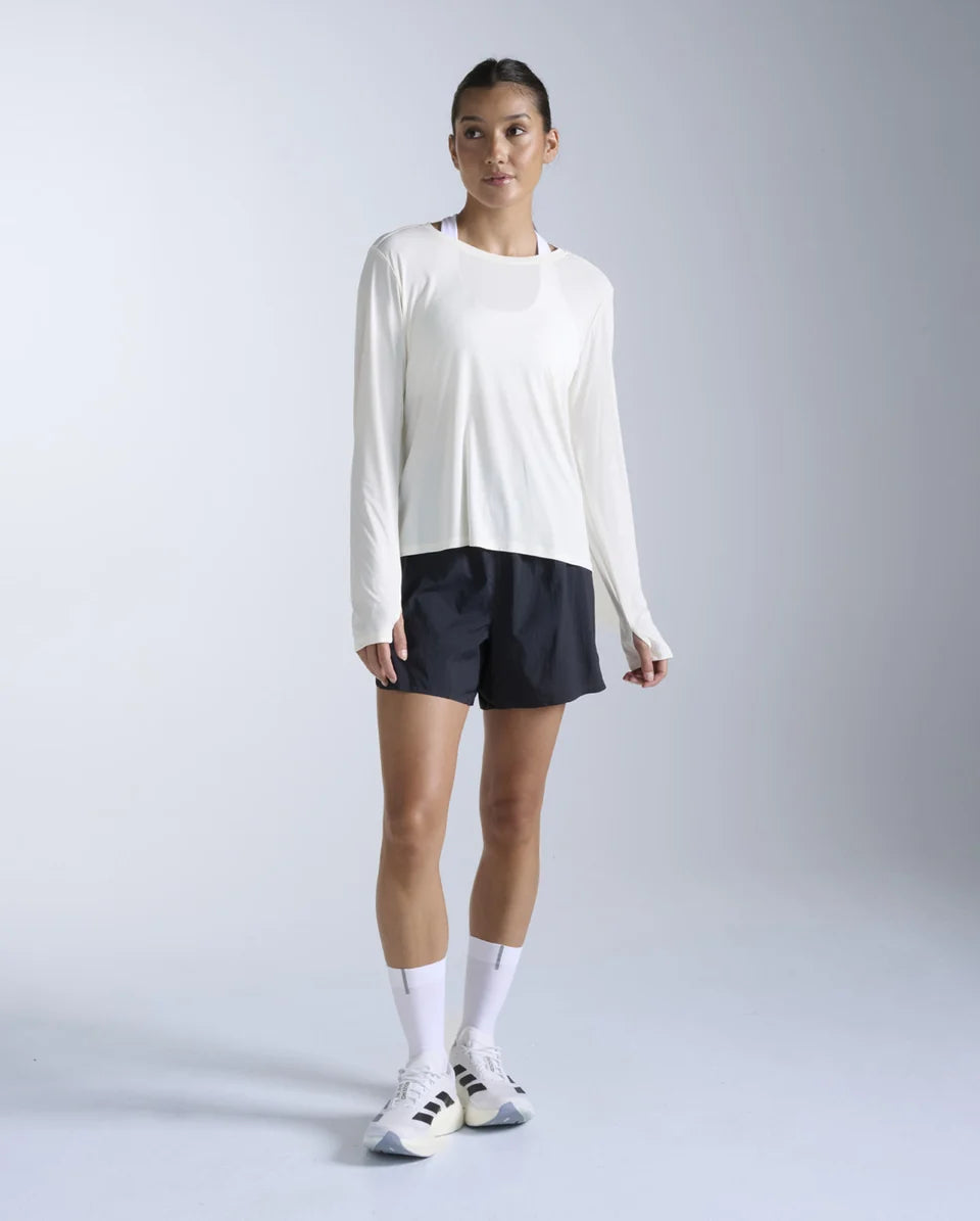 Ultralight quick-dry nylon mesh
50+ UPF shields against prolonged sun exposure
HeiQ Fresh™ bio-based odour control technology
Looser fit for comfort
Thumbholes at cuffs for added coverage