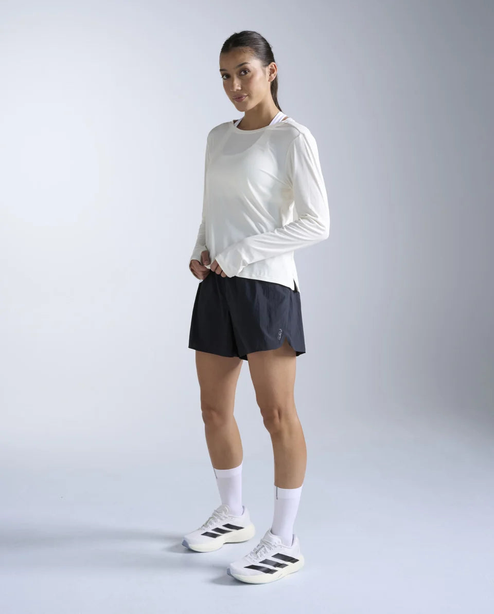Ultralight quick-dry nylon mesh
50+ UPF shields against prolonged sun exposure
HeiQ Fresh™ bio-based odour control technology
Looser fit for comfort
Thumbholes at cuffs for added coverage