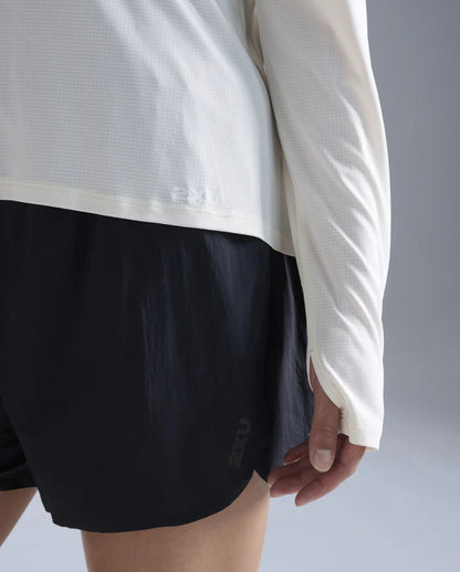 Ultralight quick-dry nylon mesh
50+ UPF shields against prolonged sun exposure
HeiQ Fresh™ bio-based odour control technology
Looser fit for comfort
Thumbholes at cuffs for added coverage