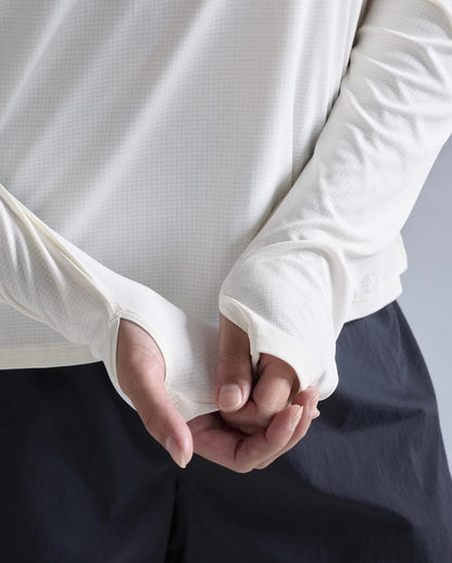 Ultralight quick-dry nylon mesh
50+ UPF shields against prolonged sun exposure
HeiQ Fresh™ bio-based odour control technology
Looser fit for comfort
Thumbholes at cuffs for added coverage