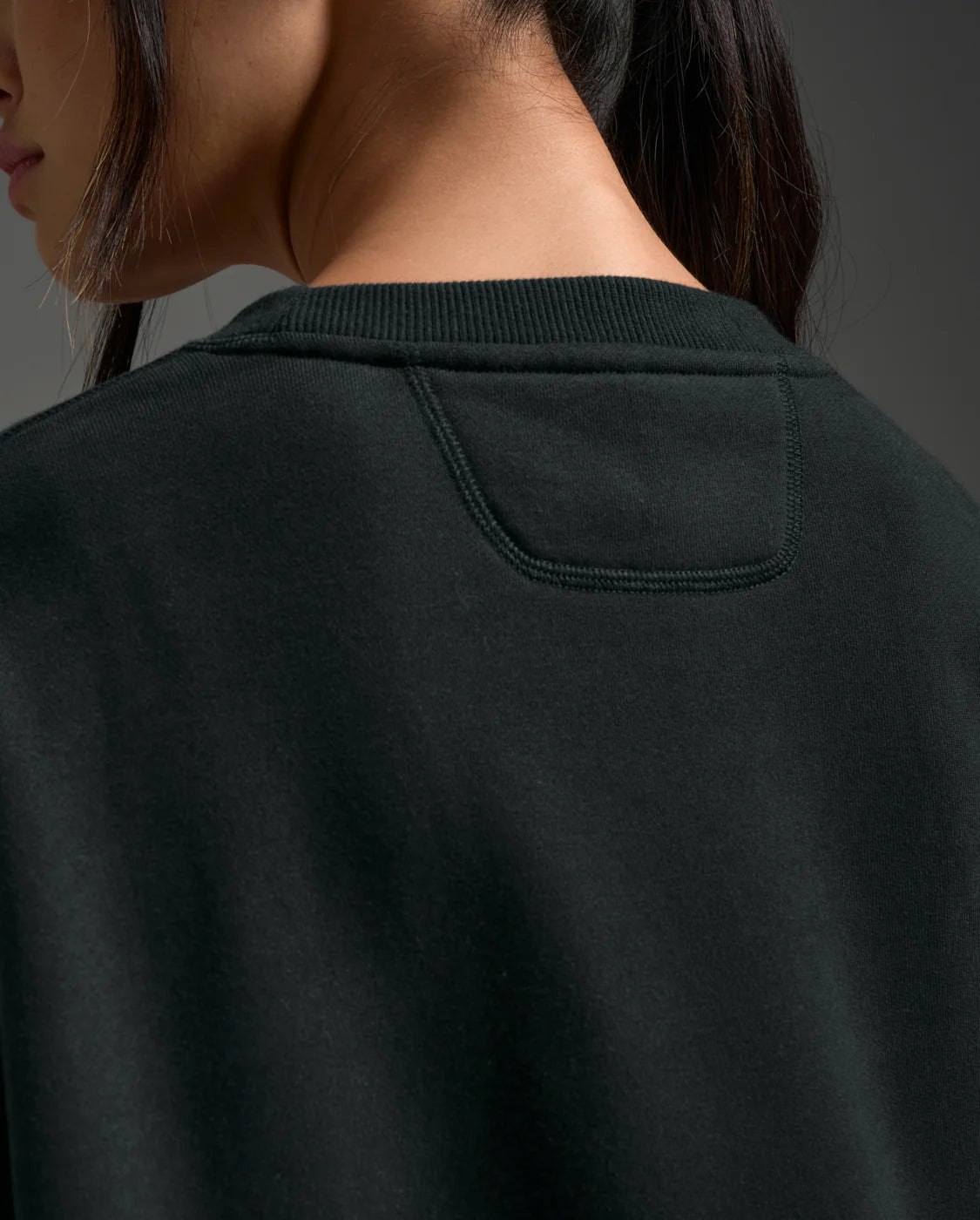 The EZ Oversized Organic Cotton Crew is designed to throw on and get moving, with heavyweight warmth and breathable comfort that keep up all day.