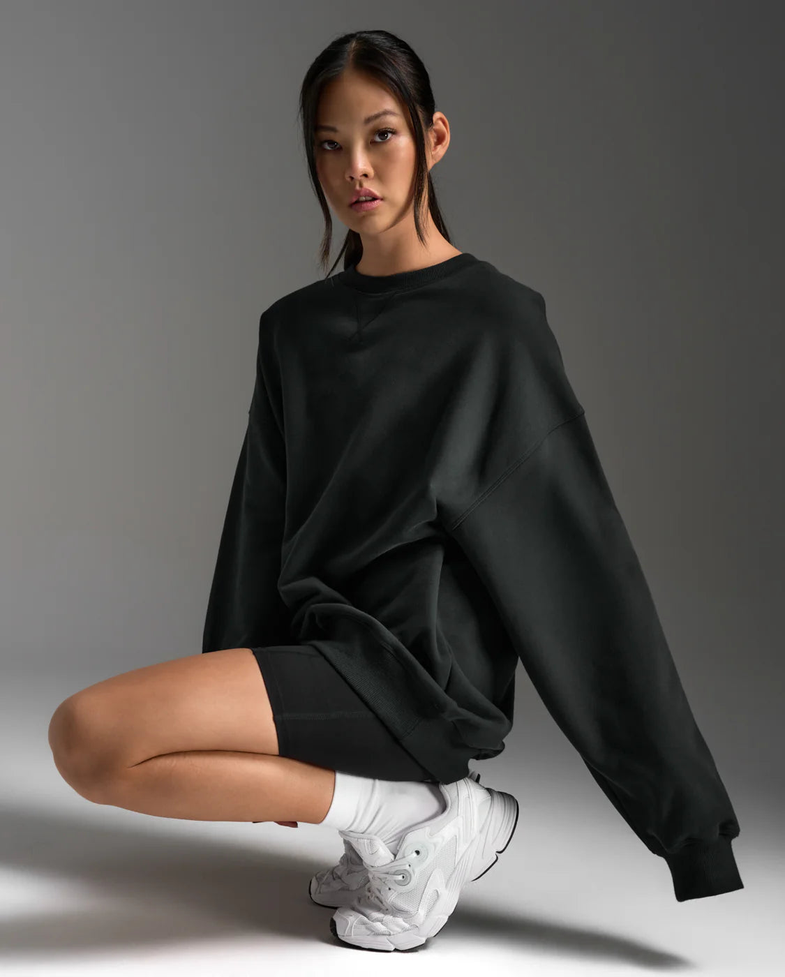The EZ Oversized Organic Cotton Crew is designed to throw on and get moving, with heavyweight warmth and breathable comfort that keep up all day.
