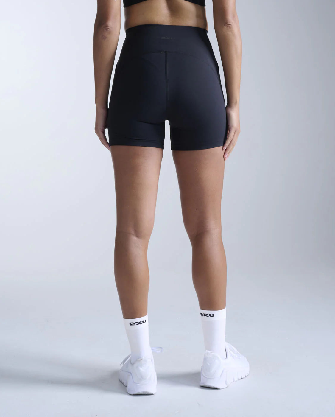 2XU's softest brushed interlock fabric
Squat-proof coverage and 4-way stretch
Seamless front panel and flattering hi-rise waistband
Mild compression supports circulation and recovery
Angled double side hip pockets