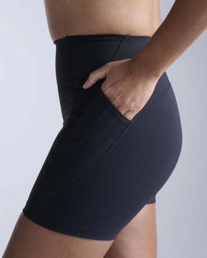 2XU's softest brushed interlock fabric
Squat-proof coverage and 4-way stretch
Seamless front panel and flattering hi-rise waistband
Mild compression supports circulation and recovery
Angled double side hip pockets