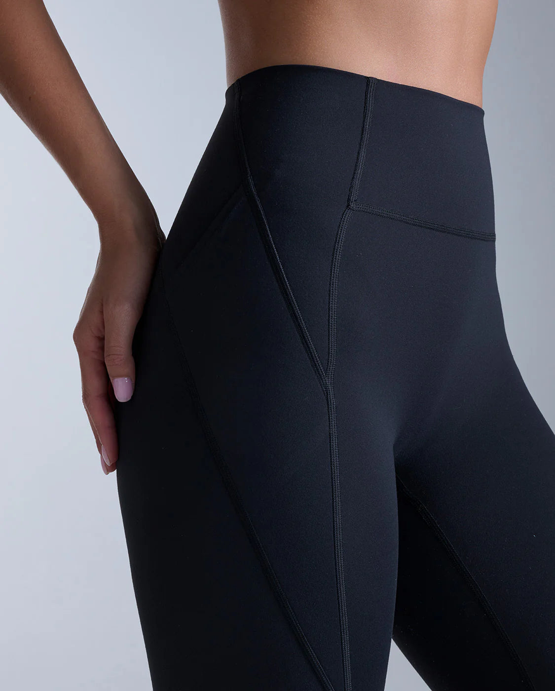 The Flex Hi-Rise Compression 7/8 Tights are soft where you want comfort and firm where you need support, following the curves of your muscles to keep every move smooth and controlled.