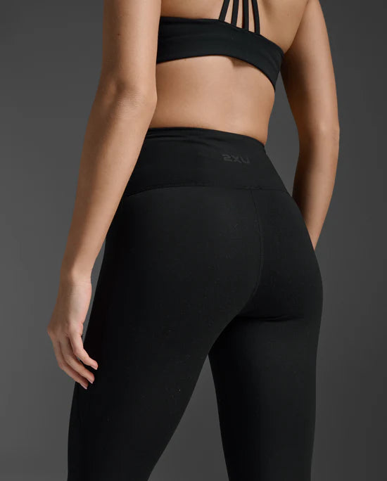 You won't find anything softer in our range, the Form Hi-Rise Compression 3/4 Tights offers fewer pockets and minimal tonal logo detailing for a streamlined figure flattering silhouette.