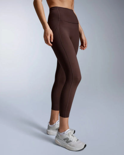 Never stop mid-workout to pull your waistband back up again. The Form Stash Hi-Rise Compression 7/8 Tights have the pockets, the hold, and the fit to keep you smoothed and sculpted without roll down.
