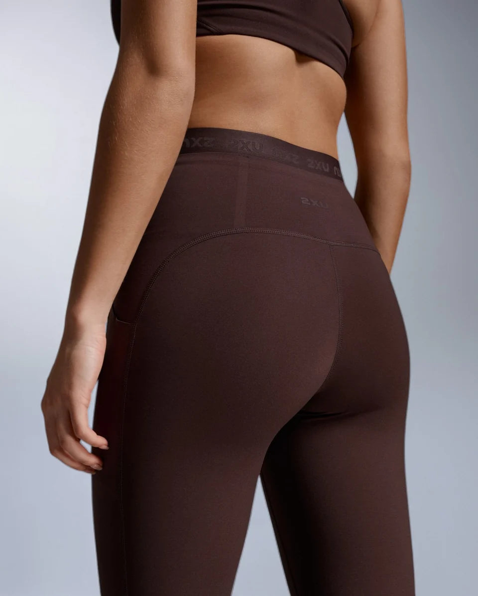 Never stop mid-workout to pull your waistband back up again. The Form Stash Hi-Rise Compression 7/8 Tights have the pockets, the hold, and the fit to keep you smoothed and sculpted without roll down.