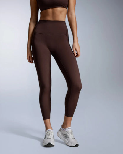 Never stop mid-workout to pull your waistband back up again. The Form Stash Hi-Rise Compression 7/8 Tights have the pockets, the hold, and the fit to keep you smoothed and sculpted without roll down.