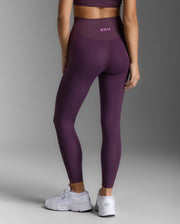 With soft v-back shaping to accentuate your curves, the Ribbed Hi-Rise Compression Tight combines lusciously smooth and textured soft ribbed panels so you'll look good whether you're pushing through that extra mile or just poppin' out to grab a coffee.