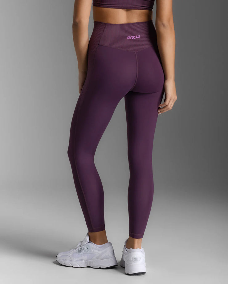 With soft v-back shaping to accentuate your curves, the Ribbed Hi-Rise Compression Tight combines lusciously smooth and textured soft ribbed panels so you'll look good whether you're pushing through that extra mile or just poppin' out to grab a coffee.