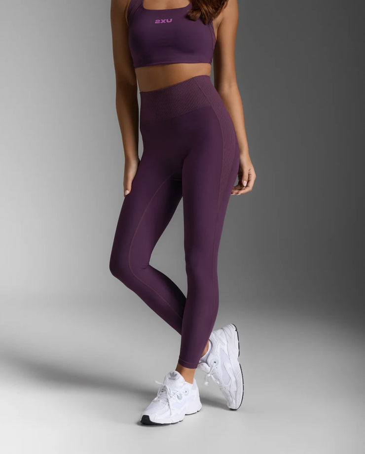 With soft v-back shaping to accentuate your curves, the Ribbed Hi-Rise Compression Tight combines lusciously smooth and textured soft ribbed panels so you'll look good whether you're pushing through that extra mile or just poppin' out to grab a coffee.