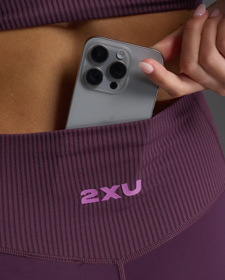 With soft v-back shaping to accentuate your curves, the Ribbed Hi-Rise Compression Tight combines lusciously smooth and textured soft ribbed panels so you'll look good whether you're pushing through that extra mile or just poppin' out to grab a coffee.