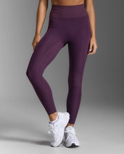 With soft v-back shaping to accentuate your curves, the Ribbed Hi-Rise Compression Tight combines lusciously smooth and textured soft ribbed panels so you'll look good whether you're pushing through that extra mile or just poppin' out to grab a coffee.
