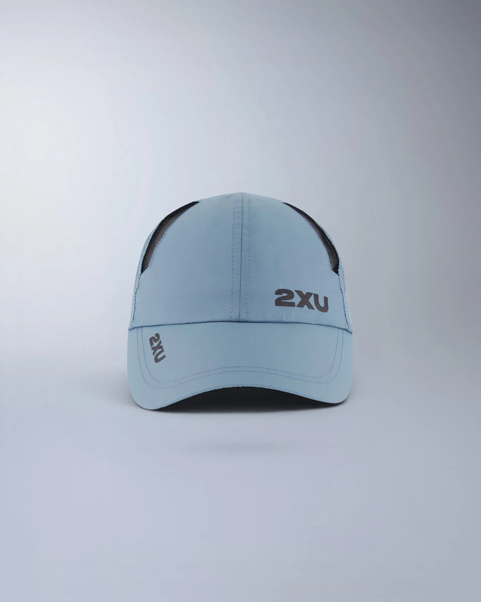 Lightweight 6-panel run cap
Semi-curved brim
Moisture wicking sweatband
2XU logo on front panel and brim
Mesh ventilation panels
Adjustable velcro closure with silicon tab
2XU logo on velcro closure