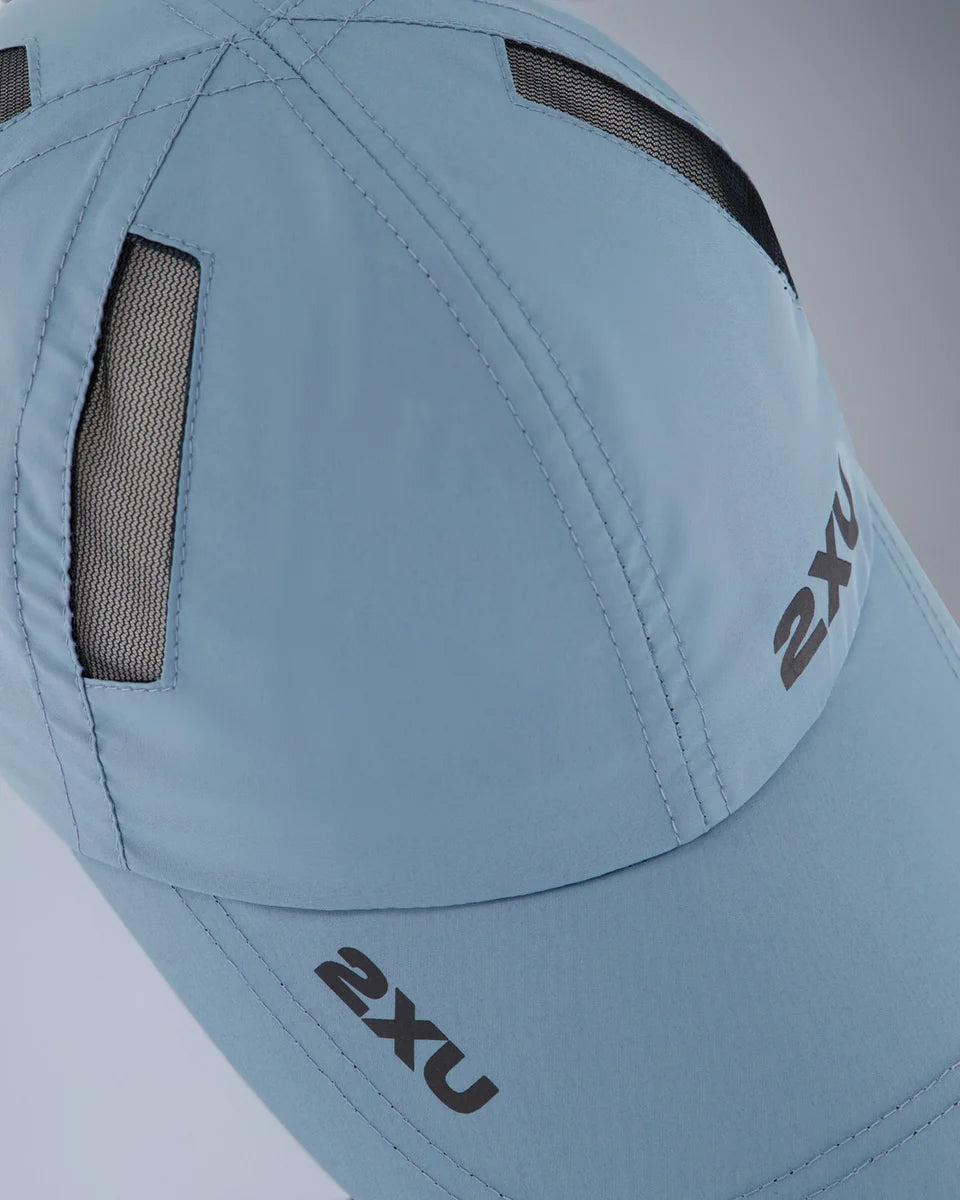 Lightweight 6-panel run cap
Semi-curved brim
Moisture wicking sweatband
2XU logo on front panel and brim
Mesh ventilation panels
Adjustable velcro closure with silicon tab
2XU logo on velcro closure