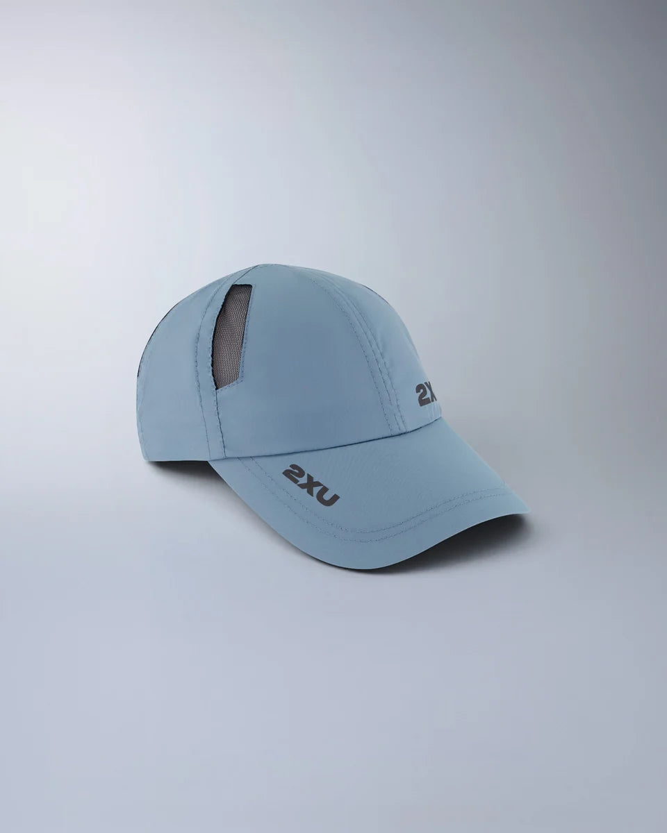 Lightweight 6-panel run cap
Semi-curved brim
Moisture wicking sweatband
2XU logo on front panel and brim
Mesh ventilation panels
Adjustable velcro closure with silicon tab
2XU logo on velcro closure