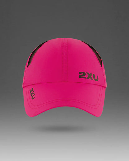 Constructed from a lightweight, fast drying fabric, the 2XU Run Cap, has you covered in all conditions.
