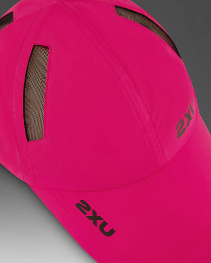 Constructed from a lightweight, fast drying fabric, the 2XU Run Cap, has you covered in all conditions.