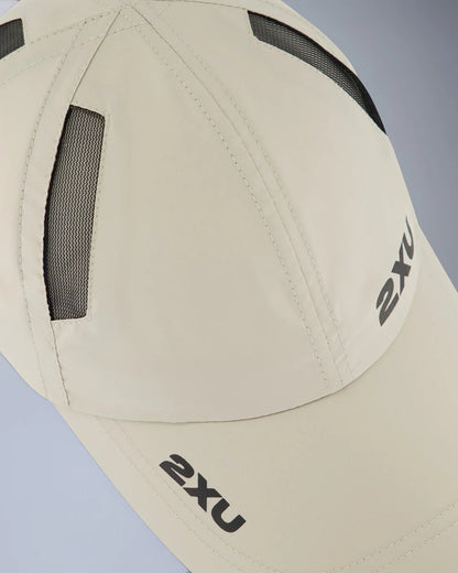 Lightweight 6-panel run cap
Semi-curved brim
Moisture wicking sweatband
2XU logo on front panel and brim
Mesh ventilation panels
Adjustable velcro closure with silicon tab
2XU logo on velcro closure
