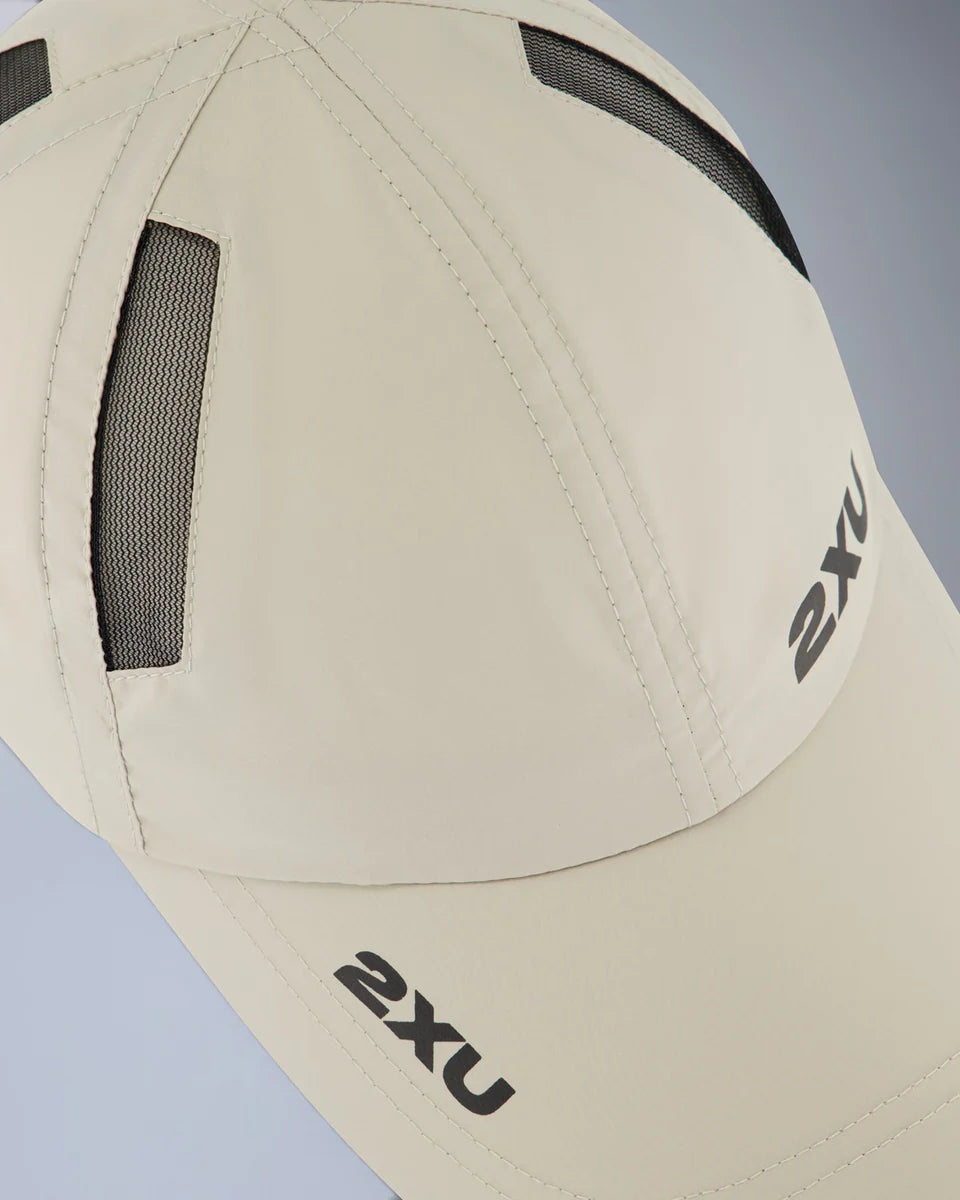 Lightweight 6-panel run cap
Semi-curved brim
Moisture wicking sweatband
2XU logo on front panel and brim
Mesh ventilation panels
Adjustable velcro closure with silicon tab
2XU logo on velcro closure