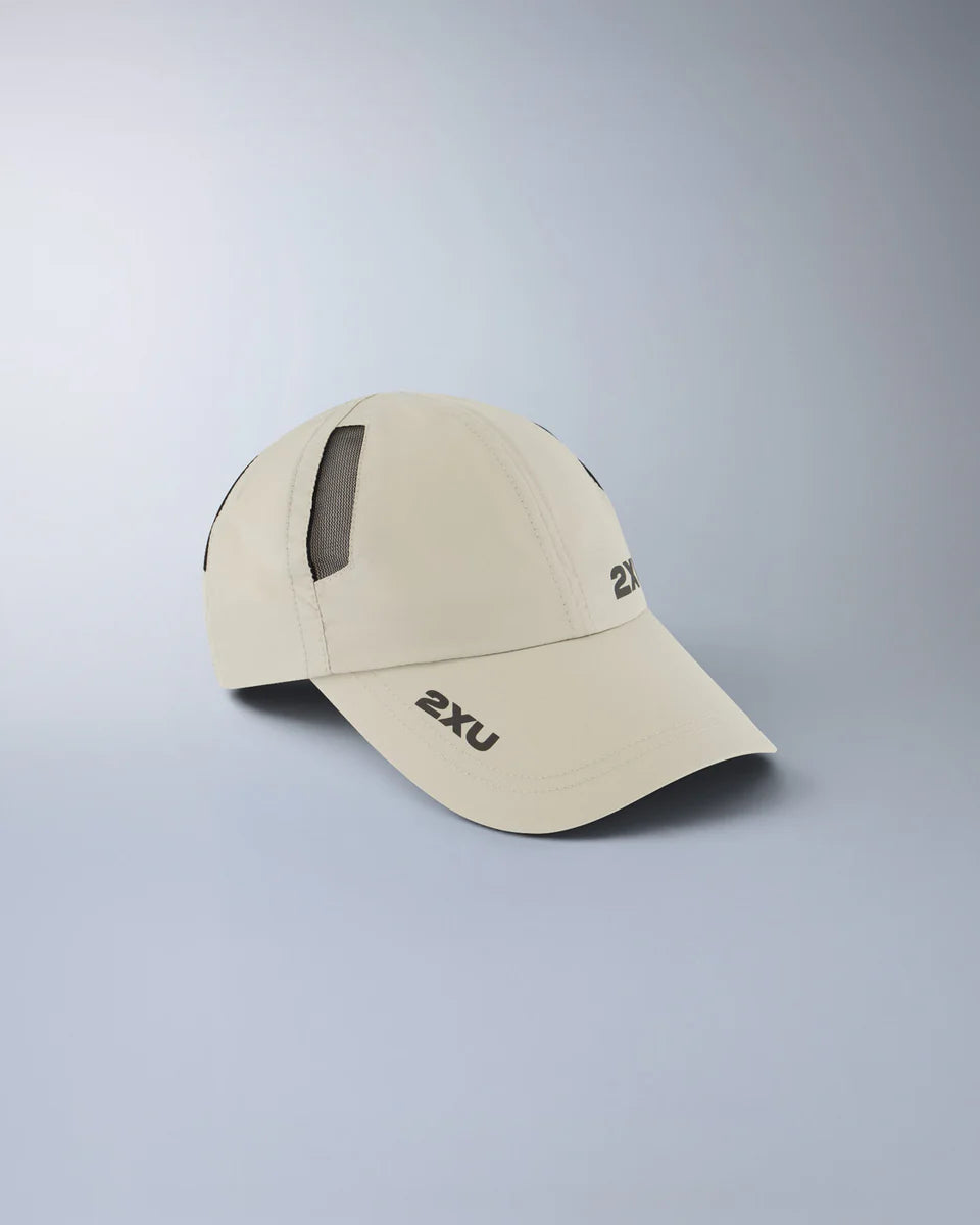 Lightweight 6-panel run cap
Semi-curved brim
Moisture wicking sweatband
2XU logo on front panel and brim
Mesh ventilation panels
Adjustable velcro closure with silicon tab
2XU logo on velcro closure