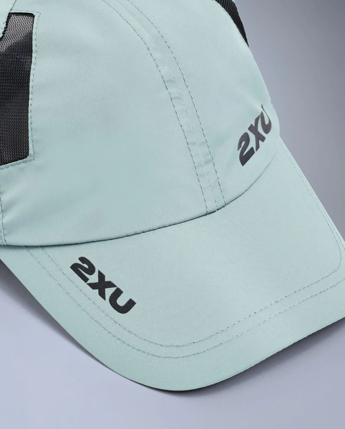 Lightweight 6-panel run cap
Semi-curved brim
Moisture wicking sweatband
2XU logo on front panel and brim
Mesh ventilation panels
Adjustable velcro closure with silicon tab
2XU logo on velcro closure