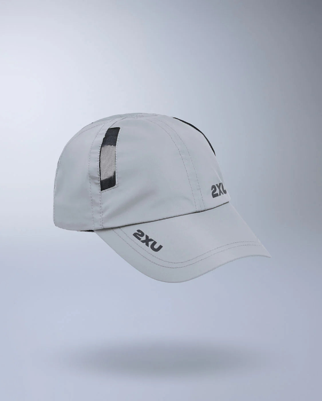  Lightweight 6-panel run cap
2. Semi-curved brim
3. Moisture wicking sweatband
4. 2XU logo on front panel and brim
5. Mesh ventilation panels
6. Adjustable velcro closure with silicon tab
7. 2XU logo on velcro closure
