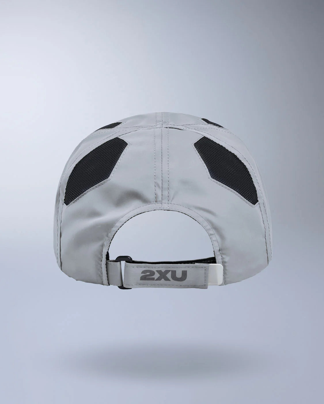  Lightweight 6-panel run cap
2. Semi-curved brim
3. Moisture wicking sweatband
4. 2XU logo on front panel and brim
5. Mesh ventilation panels
6. Adjustable velcro closure with silicon tab
7. 2XU logo on velcro closure
