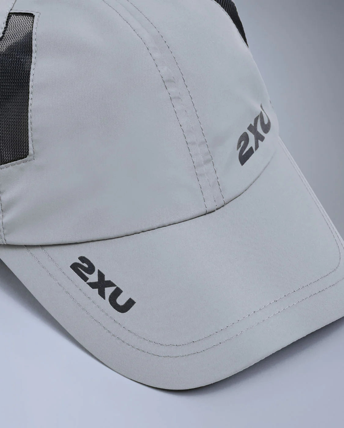  Lightweight 6-panel run cap
2. Semi-curved brim
3. Moisture wicking sweatband
4. 2XU logo on front panel and brim
5. Mesh ventilation panels
6. Adjustable velcro closure with silicon tab
7. 2XU logo on velcro closure
