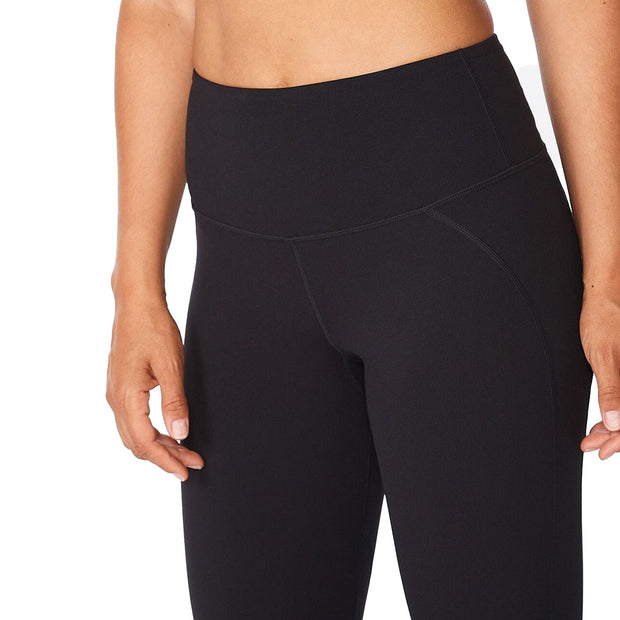 The Fitness Hi-Rise 7/8 Compression Tights provide mild compression support for light exercise or all-day wear. This new model from 2XU delivers a sculpted, flattering shape to keep you covered and comfortable. Graduated compression promotes circulation for an efficient warm-up and a faster recovery post-exercise.