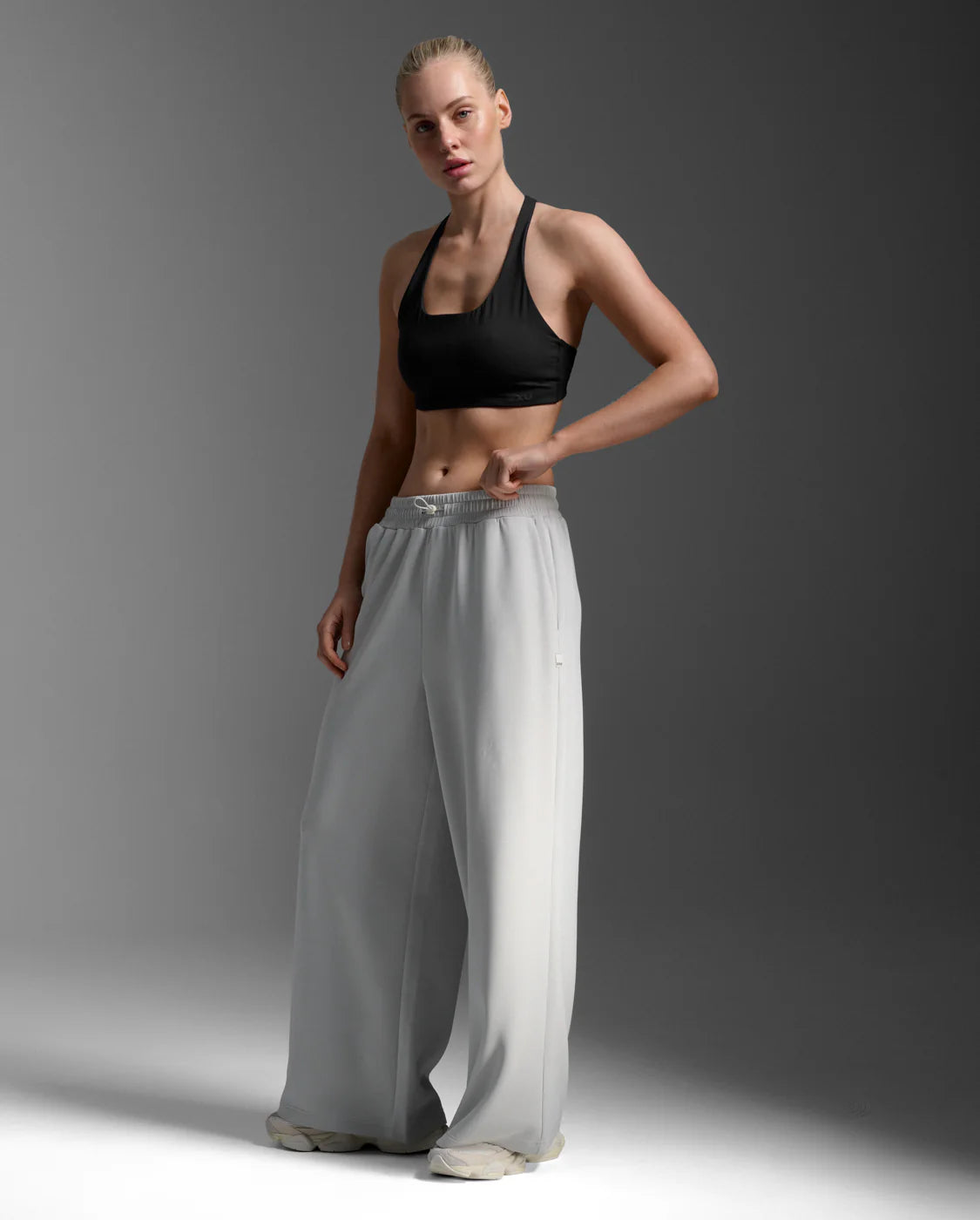 Midweight modal blend fabric
Slinky soft, smooth, and comfortable
Sweat-wicking and quick to dry
4-way stretch for max movement
Wide leg cut with slanted side-pockets