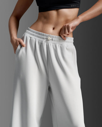 Midweight modal blend fabric
Slinky soft, smooth, and comfortable
Sweat-wicking and quick to dry
4-way stretch for max movement
Wide leg cut with slanted side-pockets