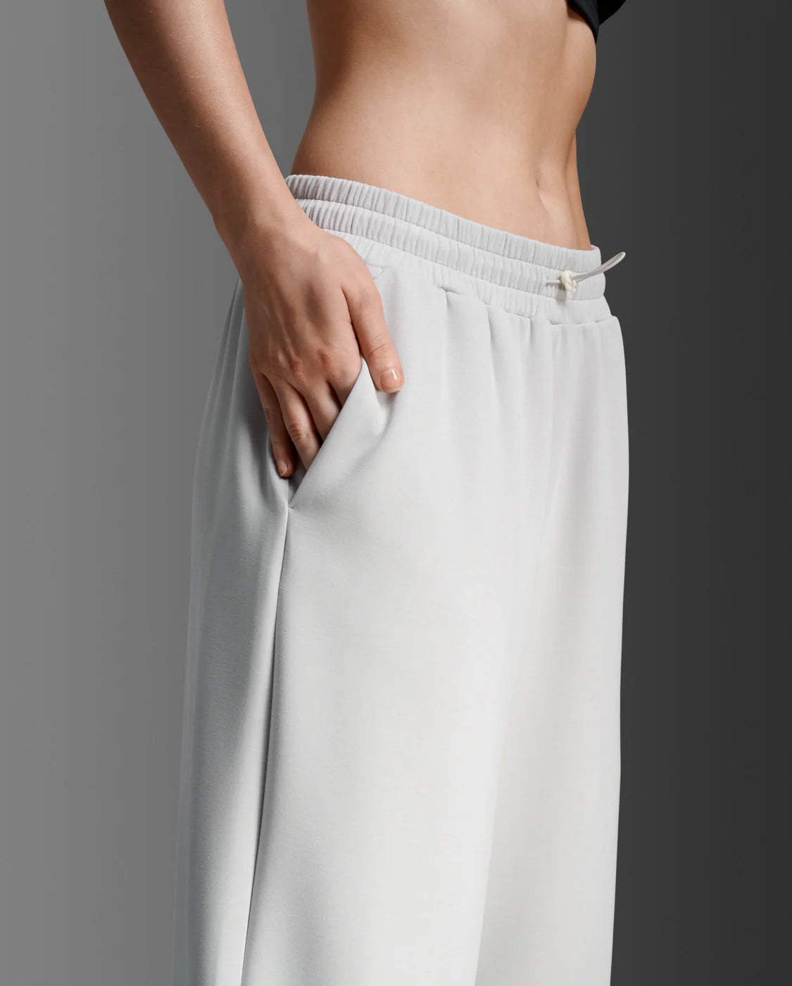 Midweight modal blend fabric
Slinky soft, smooth, and comfortable
Sweat-wicking and quick to dry
4-way stretch for max movement
Wide leg cut with slanted side-pockets