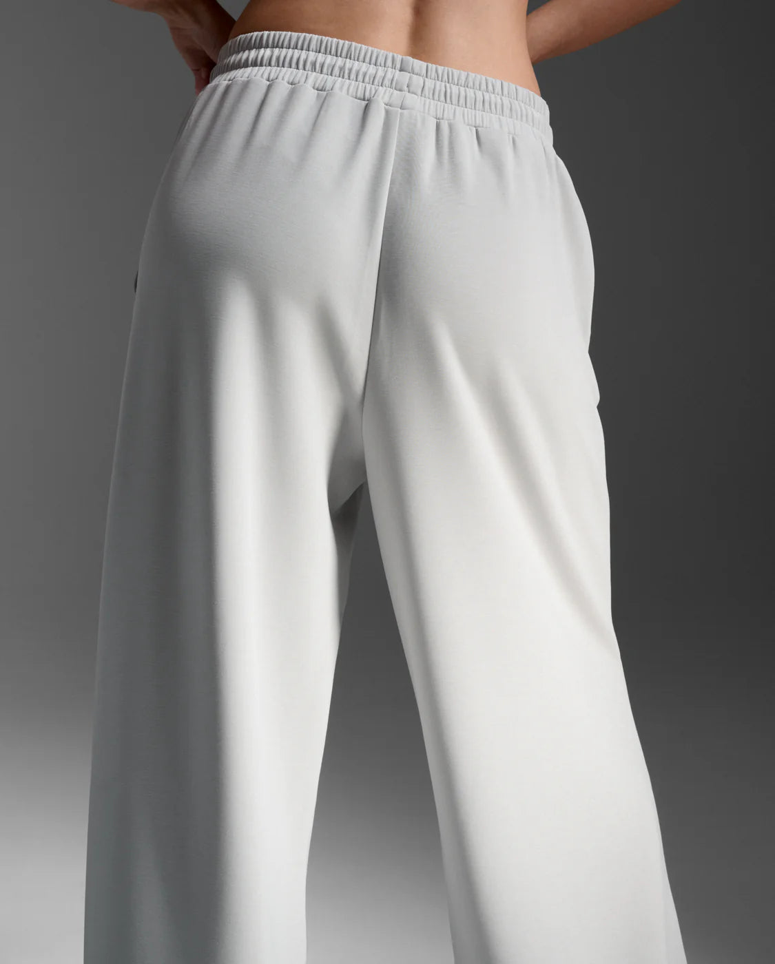 Midweight modal blend fabric
Slinky soft, smooth, and comfortable
Sweat-wicking and quick to dry
4-way stretch for max movement
Wide leg cut with slanted side-pockets