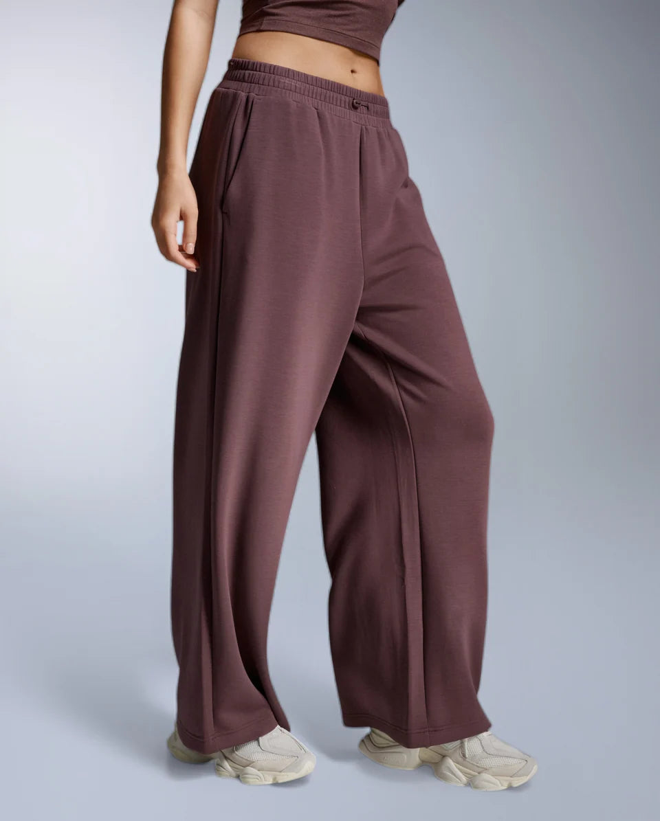The Wonderluxe Sand Washed Wide Leg Pants are not just soft, they’re the perfect mix of relaxed and refined. The kind of pants you can stretch in, step out in, or spend the whole weekend in without missing a beat.