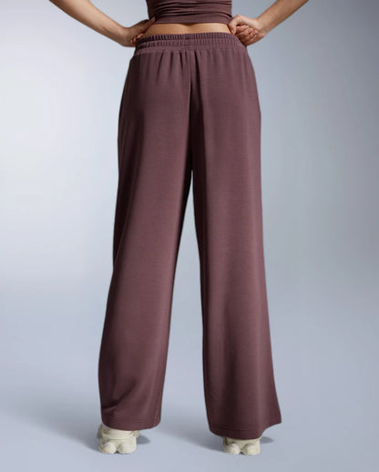 The Wonderluxe Sand Washed Wide Leg Pants are not just soft, they’re the perfect mix of relaxed and refined. The kind of pants you can stretch in, step out in, or spend the whole weekend in without missing a beat.