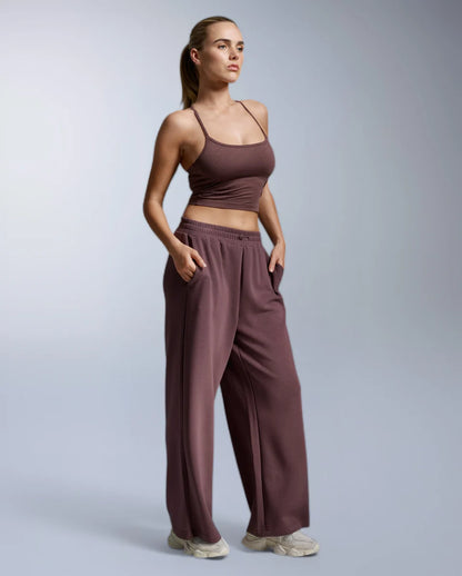 The Wonderluxe Sand Washed Wide Leg Pants are not just soft, they’re the perfect mix of relaxed and refined. The kind of pants you can stretch in, step out in, or spend the whole weekend in without missing a beat.