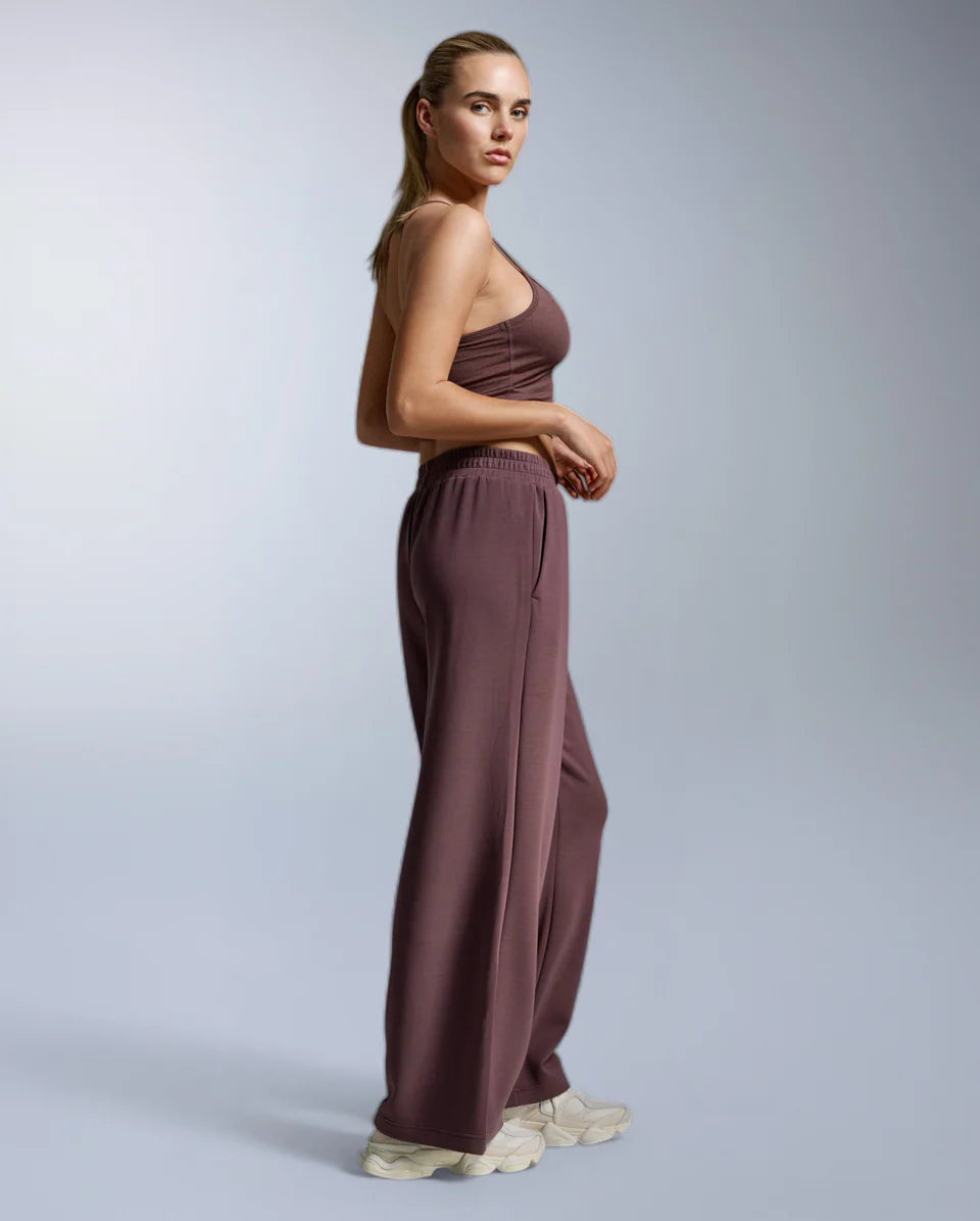 The Wonderluxe Sand Washed Wide Leg Pants are not just soft, they’re the perfect mix of relaxed and refined. The kind of pants you can stretch in, step out in, or spend the whole weekend in without missing a beat.