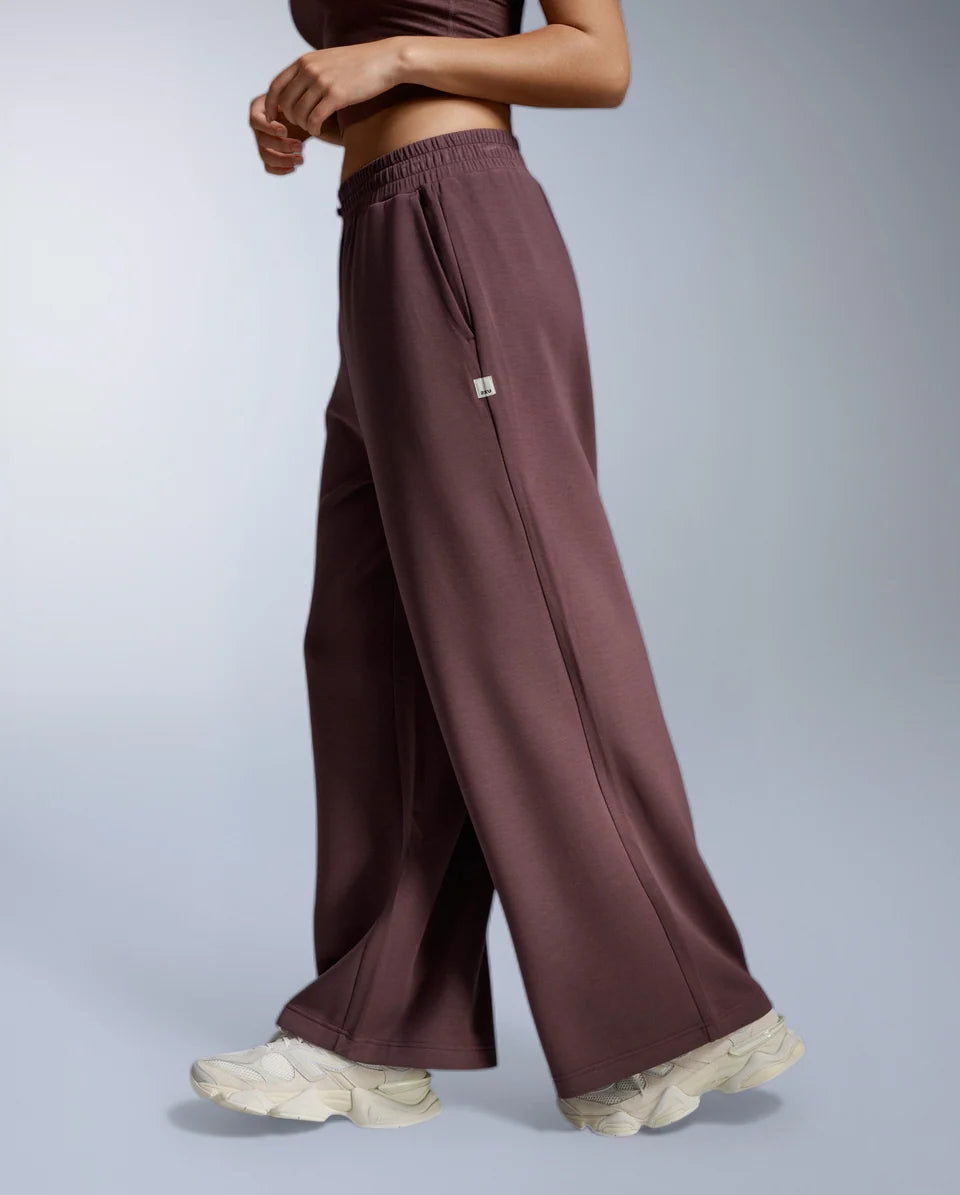 The Wonderluxe Sand Washed Wide Leg Pants are not just soft, they’re the perfect mix of relaxed and refined. The kind of pants you can stretch in, step out in, or spend the whole weekend in without missing a beat.
