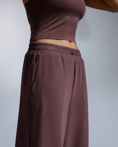 The Wonderluxe Sand Washed Wide Leg Pants are not just soft, they’re the perfect mix of relaxed and refined. The kind of pants you can stretch in, step out in, or spend the whole weekend in without missing a beat.