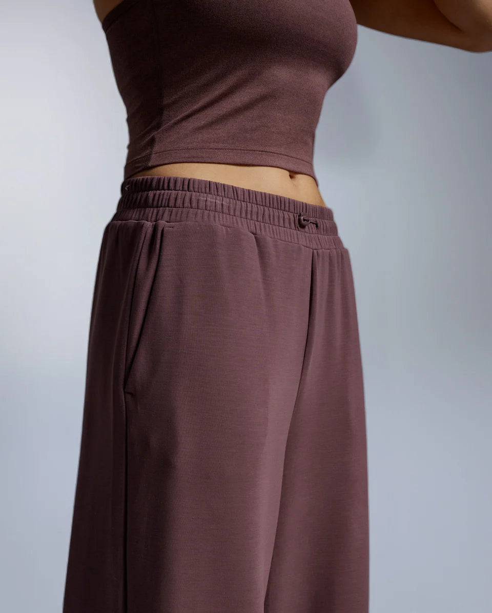 The Wonderluxe Sand Washed Wide Leg Pants are not just soft, they’re the perfect mix of relaxed and refined. The kind of pants you can stretch in, step out in, or spend the whole weekend in without missing a beat.